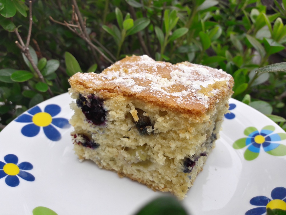 ciasto francuskie z borówkami i winogronem